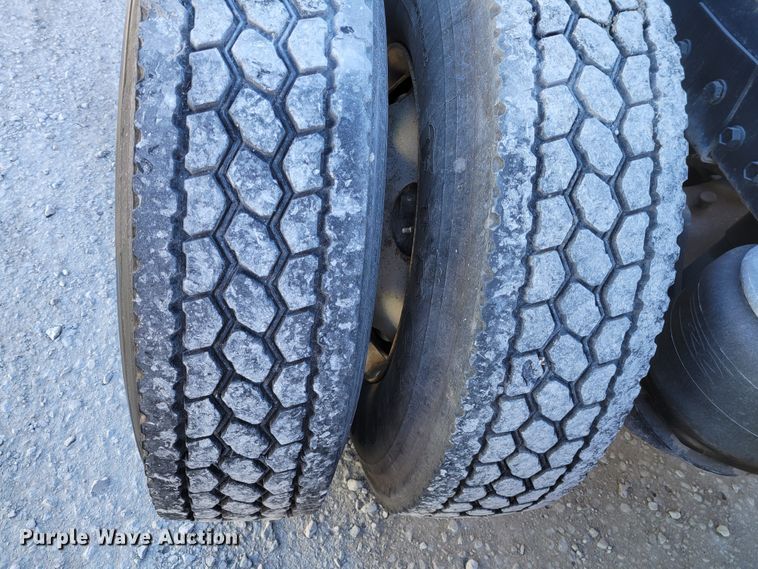 image for item KH9920 1985 Peterbilt 362  semi truck