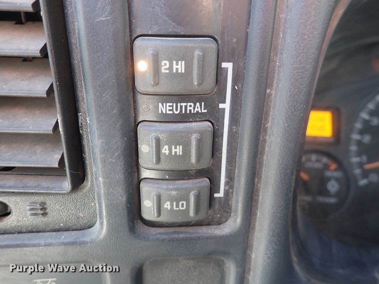 image for item DC4076 2002 Chevrolet Silverado 3500  utility bed pickup truck