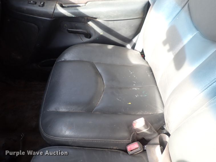 image for item DC4076 2002 Chevrolet Silverado 3500  utility bed pickup truck