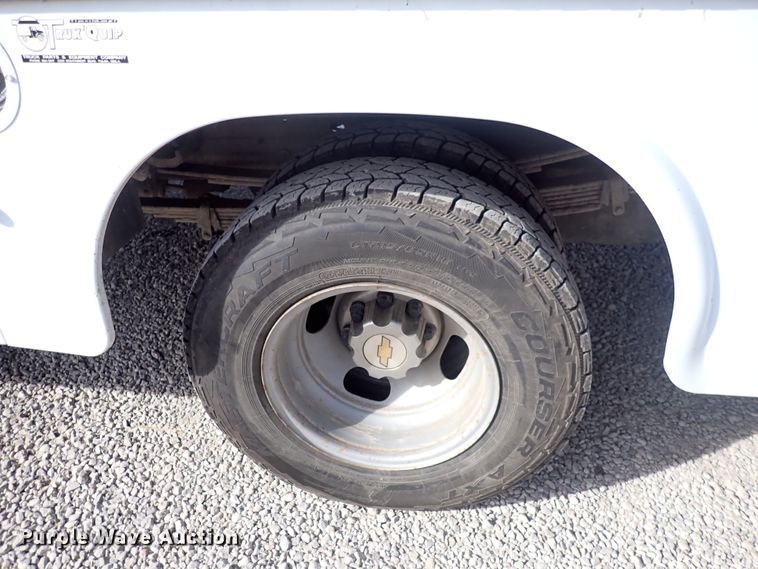 image for item DC4076 2002 Chevrolet Silverado 3500  utility bed pickup truck