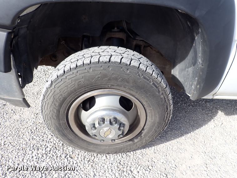 image for item DC4076 2002 Chevrolet Silverado 3500  utility bed pickup truck