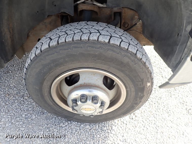 image for item DC4076 2002 Chevrolet Silverado 3500  utility bed pickup truck