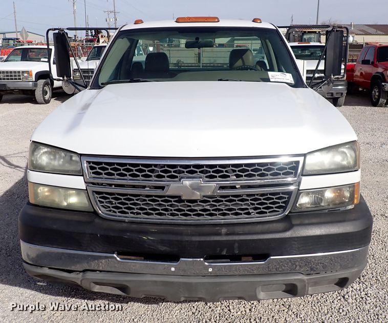 image for item DC4079 2005 Chevrolet Silverado 3500  utility bed pickup truck