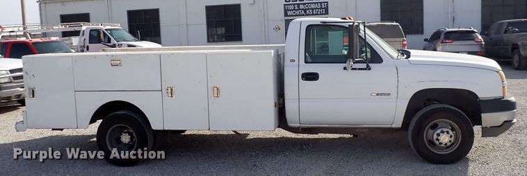image for item DC4079 2005 Chevrolet Silverado 3500  utility bed pickup truck