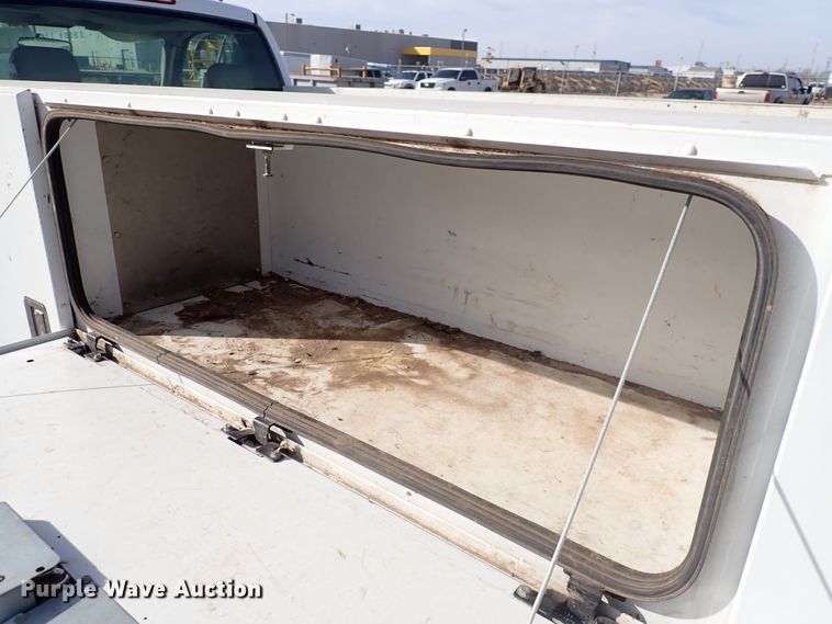 image for item DC4079 2005 Chevrolet Silverado 3500  utility bed pickup truck