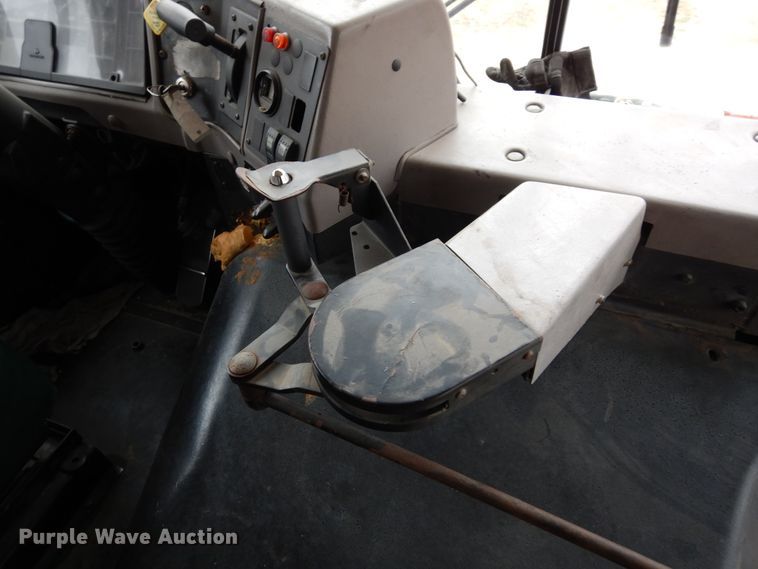 image for item DI8687 2000 International 3800  Amtran school bus