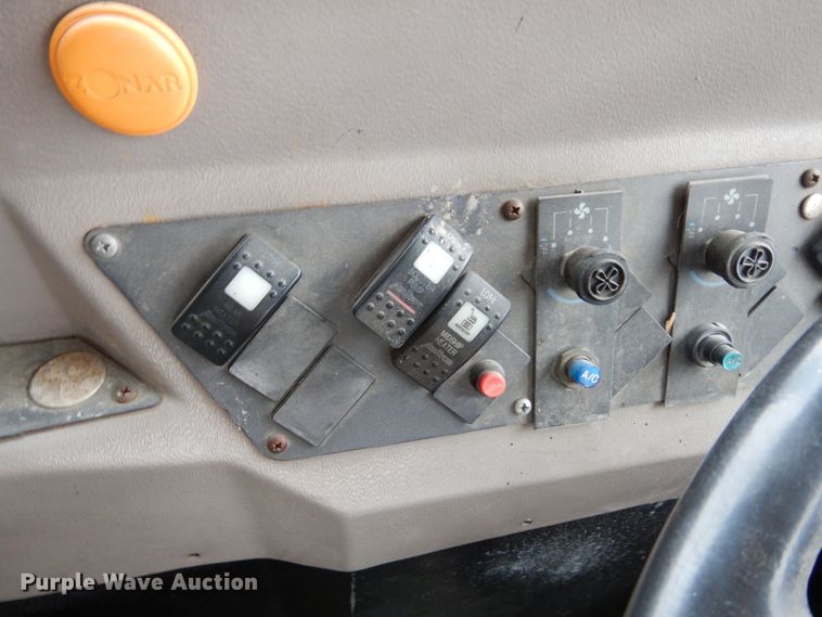 image for item DI8687 2000 International 3800  Amtran school bus