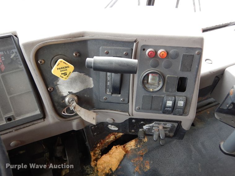 image for item DI8687 2000 International 3800  Amtran school bus