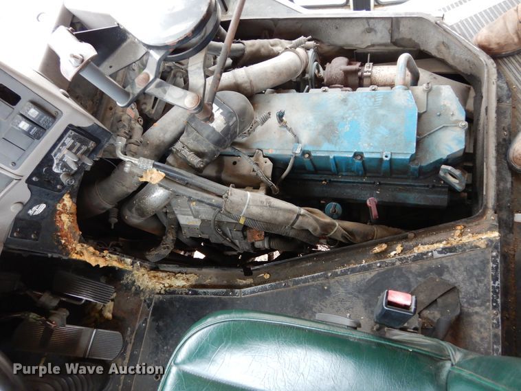 image for item DI8687 2000 International 3800  Amtran school bus