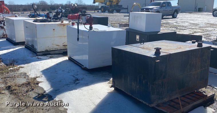 image for item DL6960 (4) fuel tanks