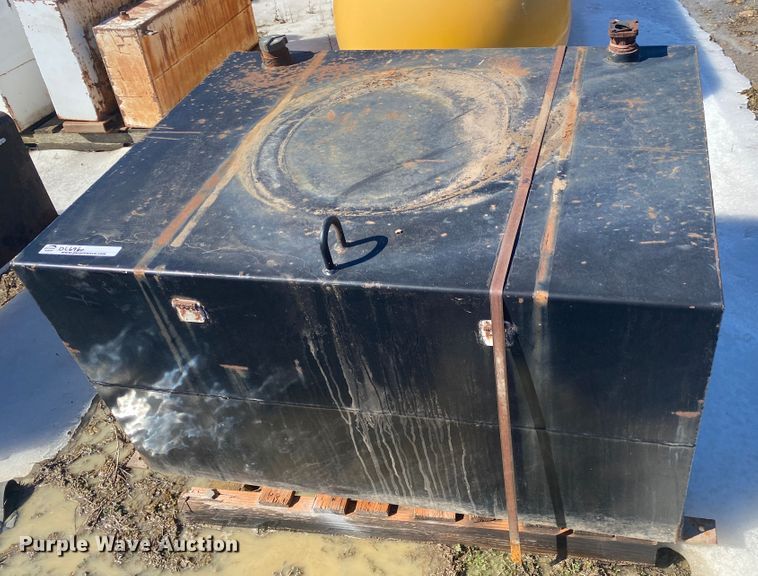 image for item DL6960 (4) fuel tanks