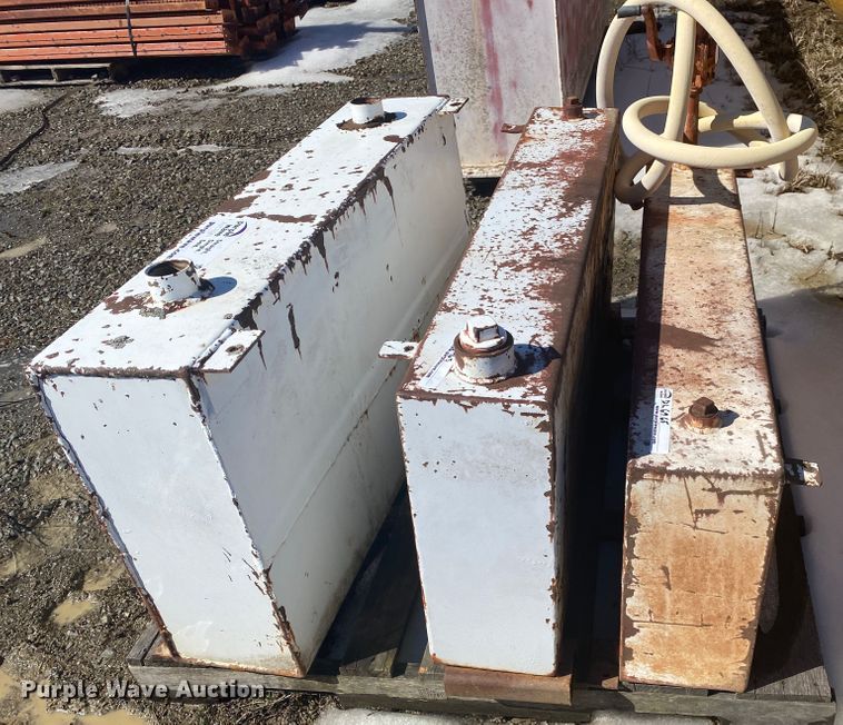 image for item DL6965 (3) fuel tanks