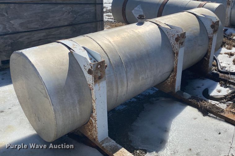 image for item DL6970 (3) fuel tanks