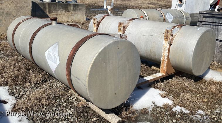 image for item DL6970 (3) fuel tanks