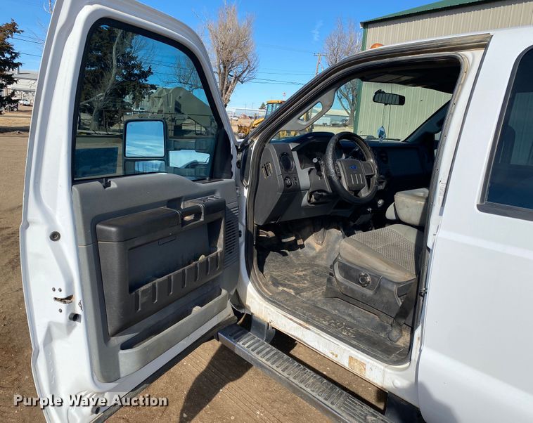 image for item DM8258 2015 Ford F550 Super Duty XL  Crew Cab flatbed truck