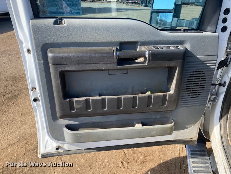 image for item DM8258 2015 Ford F550 Super Duty XL  Crew Cab flatbed truck