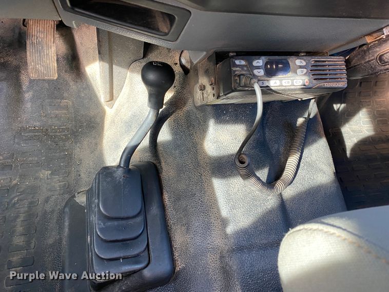 image for item DM8258 2015 Ford F550 Super Duty XL  Crew Cab flatbed truck