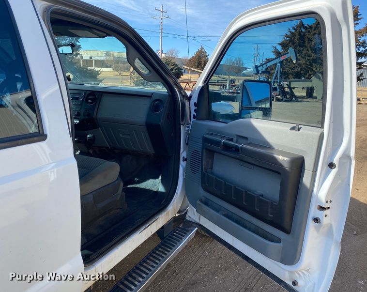 image for item DM8258 2015 Ford F550 Super Duty XL  Crew Cab flatbed truck