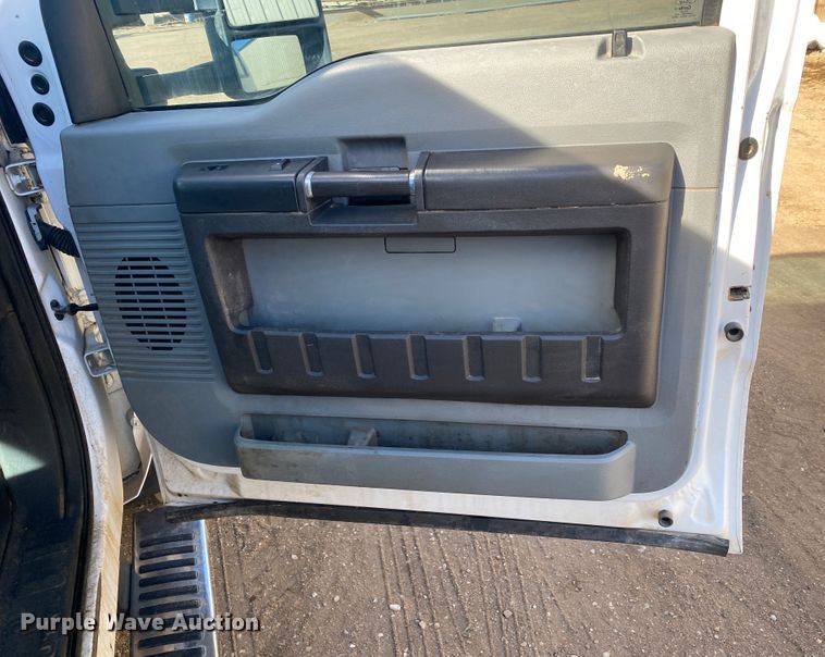 image for item DM8258 2015 Ford F550 Super Duty XL  Crew Cab flatbed truck