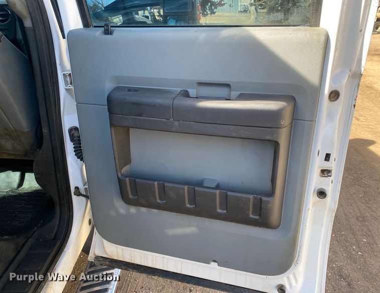 image for item DM8258 2015 Ford F550 Super Duty XL  Crew Cab flatbed truck