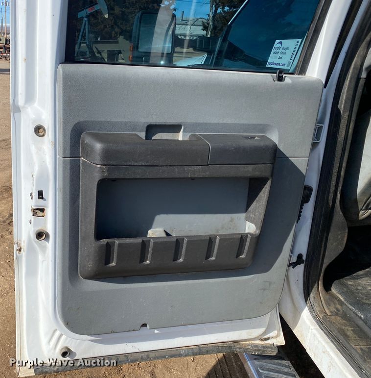 image for item DM8258 2015 Ford F550 Super Duty XL  Crew Cab flatbed truck