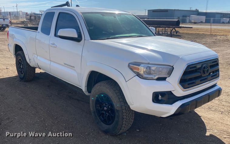 image for item DM8260 2017 Toyota Tacoma  Access Cab pickup truck