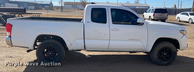 image for item DM8260 2017 Toyota Tacoma  Access Cab pickup truck