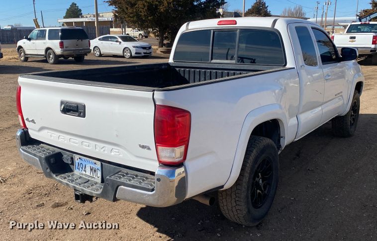 image for item DM8260 2017 Toyota Tacoma  Access Cab pickup truck