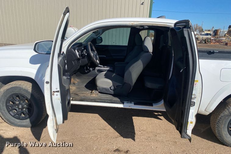 image for item DM8260 2017 Toyota Tacoma  Access Cab pickup truck