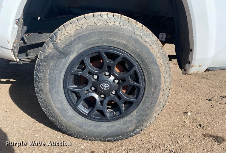 image for item DM8260 2017 Toyota Tacoma  Access Cab pickup truck