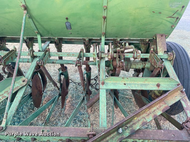 image for item DM8290 John Deere DR1610B  grain drill