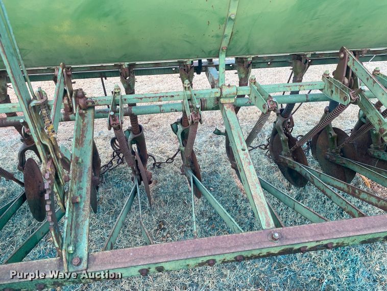 image for item DM8290 John Deere DR1610B  grain drill