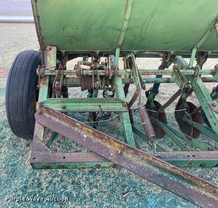 image for item DM8290 John Deere DR1610B  grain drill