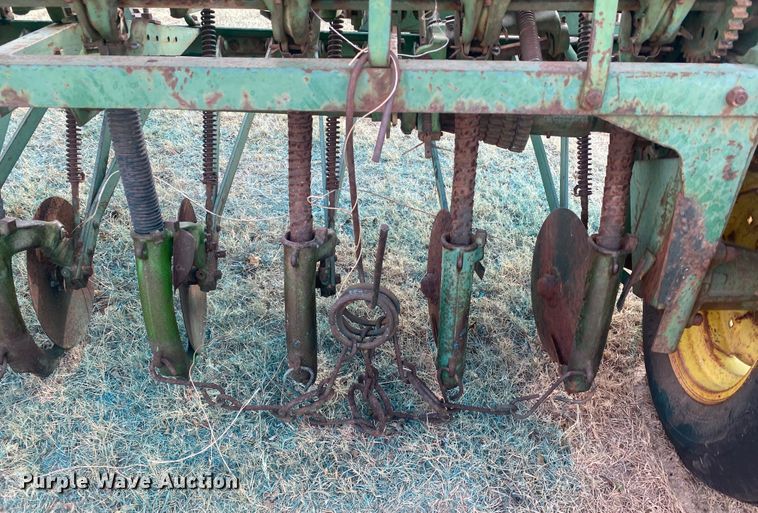 image for item DM8290 John Deere DR1610B  grain drill