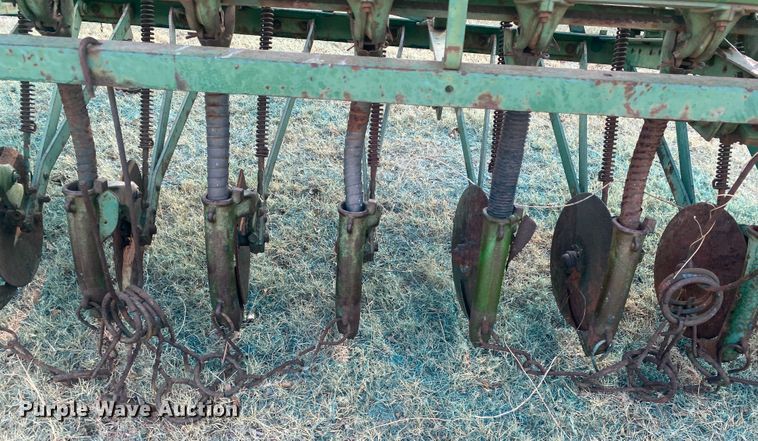 image for item DM8290 John Deere DR1610B  grain drill