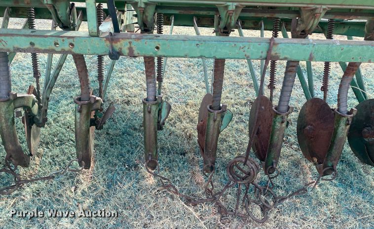 image for item DM8290 John Deere DR1610B  grain drill