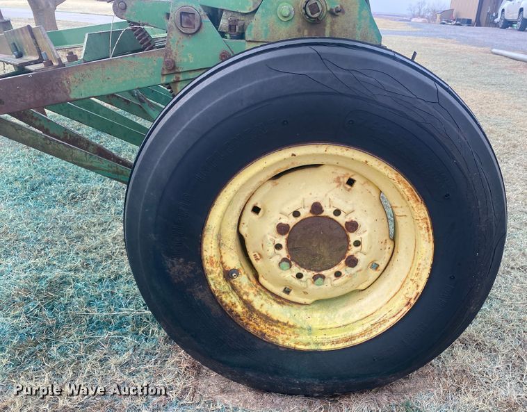 image for item DM8290 John Deere DR1610B  grain drill