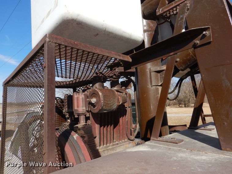 image for item DN7264 1984 Ford F600  bucket truck