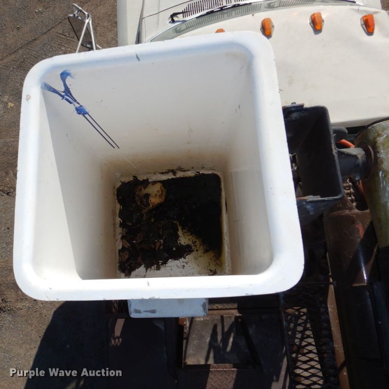 image for item DN7264 1984 Ford F600  bucket truck