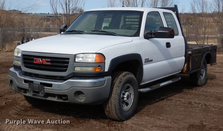 image for item DR1131 2006 GMC Sierra 3500HD  Ext. Cab flatbed pickup truck