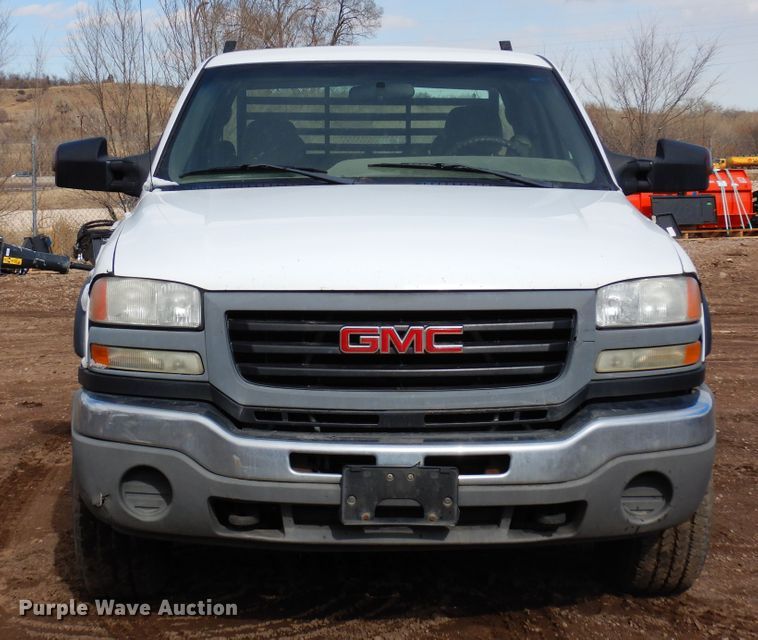image for item DR1131 2006 GMC Sierra 3500HD  Ext. Cab flatbed pickup truck