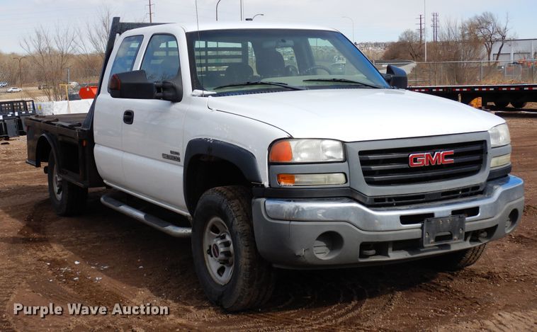 image for item DR1131 2006 GMC Sierra 3500HD  Ext. Cab flatbed pickup truck