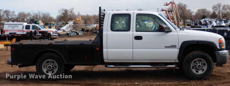 image for item DR1131 2006 GMC Sierra 3500HD  Ext. Cab flatbed pickup truck