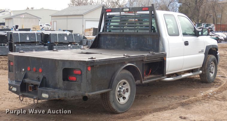 image for item DR1131 2006 GMC Sierra 3500HD  Ext. Cab flatbed pickup truck