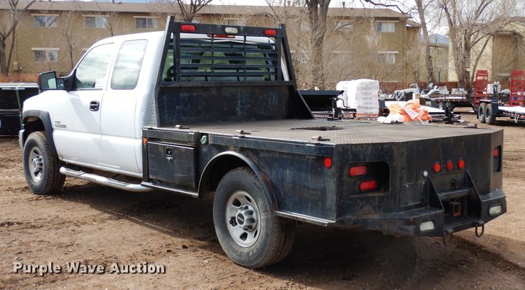 image for item DR1131 2006 GMC Sierra 3500HD  Ext. Cab flatbed pickup truck