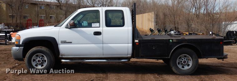 image for item DR1131 2006 GMC Sierra 3500HD  Ext. Cab flatbed pickup truck