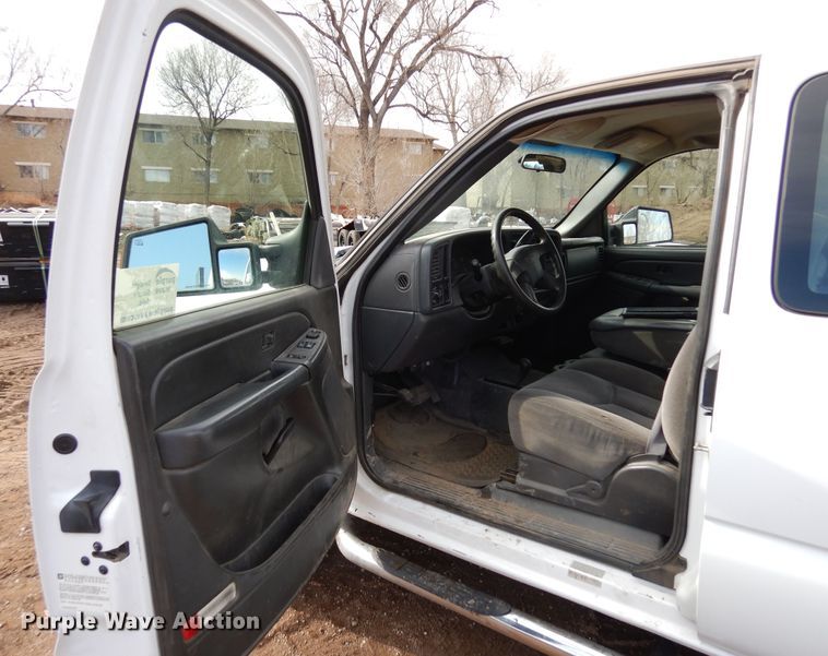 image for item DR1131 2006 GMC Sierra 3500HD  Ext. Cab flatbed pickup truck