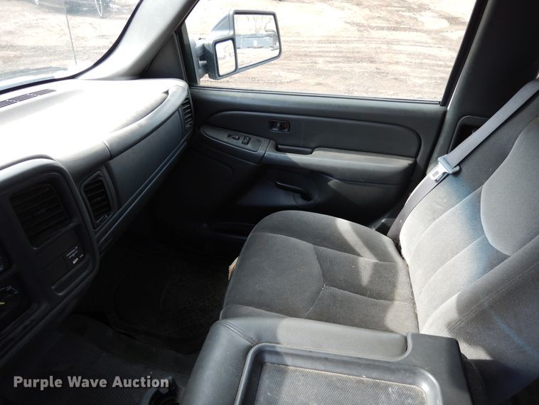 image for item DR1131 2006 GMC Sierra 3500HD  Ext. Cab flatbed pickup truck