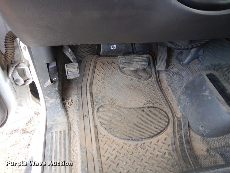 image for item DR1131 2006 GMC Sierra 3500HD  Ext. Cab flatbed pickup truck