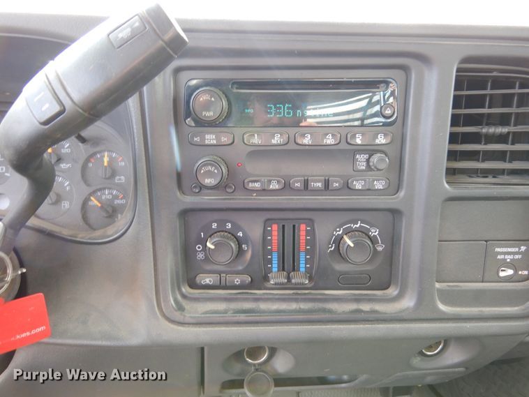 image for item DR1131 2006 GMC Sierra 3500HD  Ext. Cab flatbed pickup truck